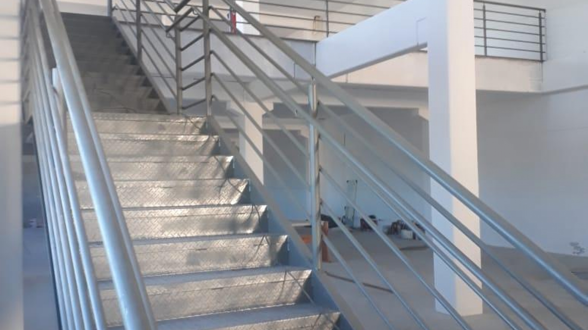 Escadas metálicas ideais para sua obra - Hegen - Indústria Metalúrgica